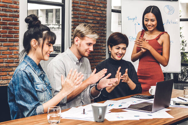 Группа случайных бизнес-обсуждения и работы с ноутбуком computer.creative бизнес-людей планирование и мозговой штурм в современной workloft.Teamwork концепции
