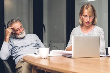 Belgeleri okuma ve evde oturma odasında ödemem gereken faturalar hesaplama üst düzey bir çift. Emeklilik çift ve kredi iflas para kavramı