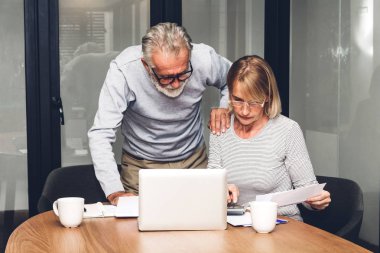 Belgeleri okuma ve evde oturma odasında ödemem gereken faturalar hesaplama üst düzey bir çift. Emeklilik çift ve kredi iflas para kavramı