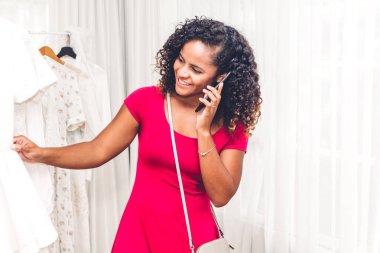 Alışveriş ve konsept alışveriş bir store.fashion giysiler seçmek Afrikalı-Amerikalı kadın