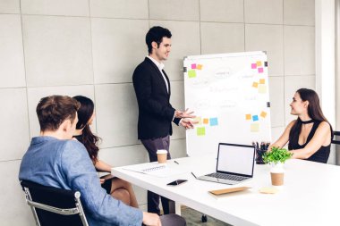 Geçici iş tartışırken grup ve dizüstü computer.creative iş ile çalışma planlama insan ve modern workloft beyin fırtınası. Ekip çalışması kavramı