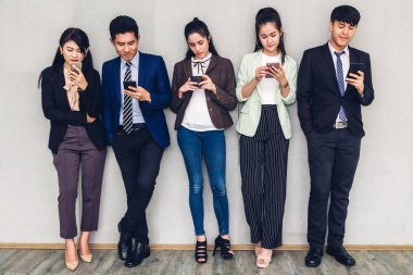 Grup iş sakin kullanım teknolojisi birlikte sosyal uygulamalar ve working.Communication kavramı denetimi akıllı telefon