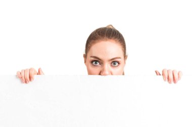 Beyaz arka plan üzerinde izole beyaz boş billboard arkasında güzel iş kadını