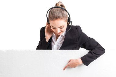 Güzel iş kadını Müşteri Destek Hizmetleri'ne beyaz arka plan üzerinde izole kulaklık beyaz boş billboard ile çalışma