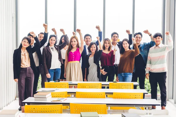 Sucesso Grupo Negócios Casuais Relaxar Celebrando Seu Triunfo Com Braços — Fotografia de Stock