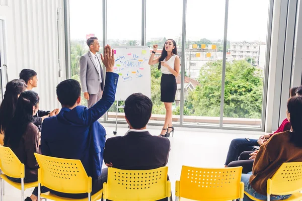 Groupe Réunion Affaires Occasionnels Discuter Avec Ordinateur Portatif Gens Affaires — Photo