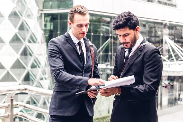 Dos Compañeros Trabajo Sonrientes Negocios Traje Negro Hablando Caminando Gente — Foto de Stock