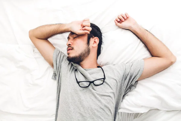 Uomo Stanco Che Dorme Dopo Lavoro Comodo Letto Nella Sua — Foto Stock