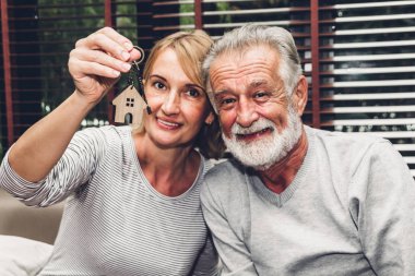 Üst düzey çift kanepe oturma / daki anahtar birlikte oturan holding