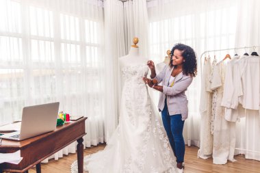 Afrika kökenli Amerikalı siyah kadın moda tasarımcısı ayakta n gülümseyen