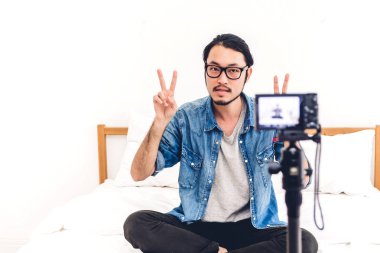 Asya adam blogger kamera kayıt herself.social tıp önünde