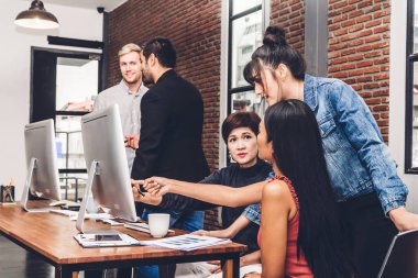 Grup çalışma ve strateji de ile tartışırken geçici iş