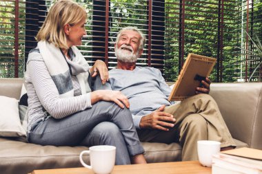 Üst düzey çift rahatlatıcı ve birlikte l kanepede oturan konuşuyor