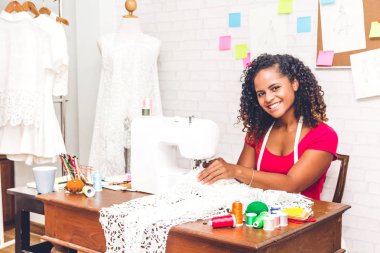 Gülümseyen Afro-Amerikan siyah kadın moda tasarımcısı, çalışma