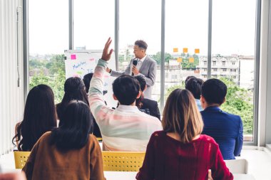 Grup m danışmanlık içinde insan önünde duran işadamı