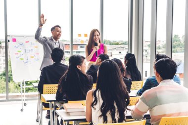 Grup m danışmanlık içinde insan önünde duran işadamı