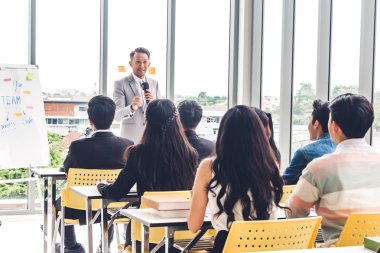 Grup m danışmanlık içinde insan önünde duran işadamı