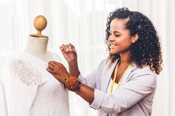 Sonriendo afroamericana mujer negra diseñadora de moda de pie n — Foto de Stock