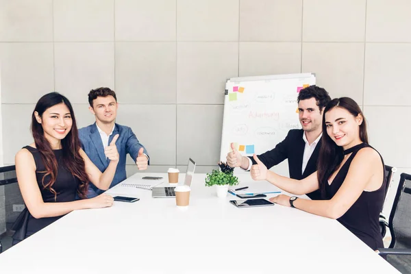 Grupul de oameni de afaceri profesioniști casual care par încrezători — Fotografie, imagine de stoc