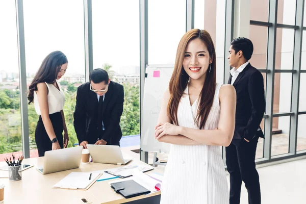 Femeie de afaceri în picioare în fața grupului de discuri de afaceri casual — Fotografie, imagine de stoc