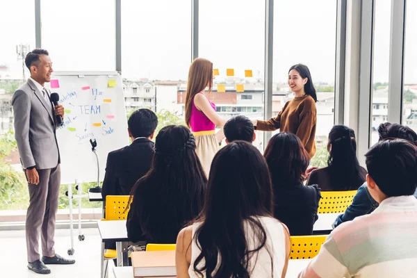 Empresario de pie en frente de grupo de personas en la consulta de m — Foto de Stock