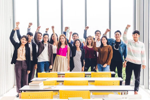 Éxito del grupo de negocios casuales relajarse celebrando su t —  Fotos de Stock