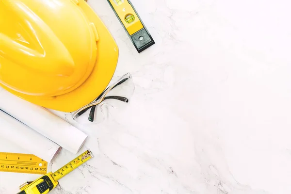 Herramientas de construcción con seguridad de casco sobre fondo de mármol blanco —  Fotos de Stock