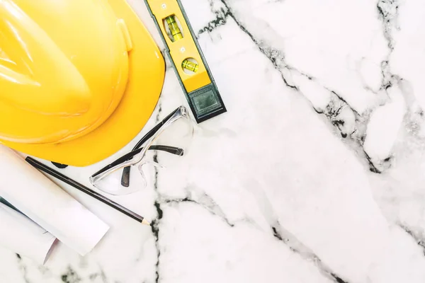Herramientas de construcción con seguridad de casco sobre fondo de mármol blanco —  Fotos de Stock