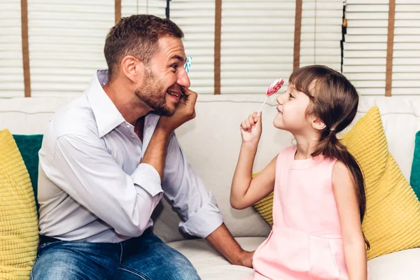 Padre con figlioletta divertirsi e giocare insieme su t — Foto Stock