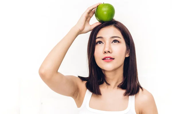개최 및 백색 background.d에 신선한 녹색 사과 먹는 여자 — 스톡 사진