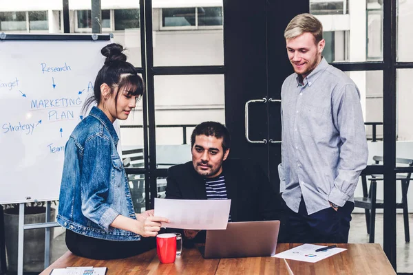 Groep van casual bedrijf bespreken en werken met laptop comp — Stockfoto