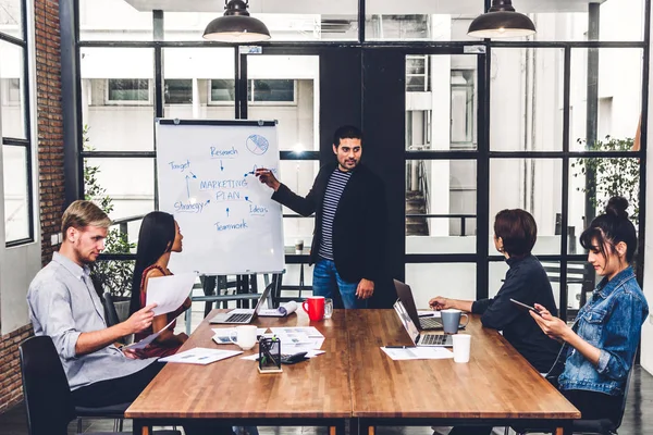 Gruppo di affari occasionali discutendo e lavorando con computer portatile comp — Foto Stock