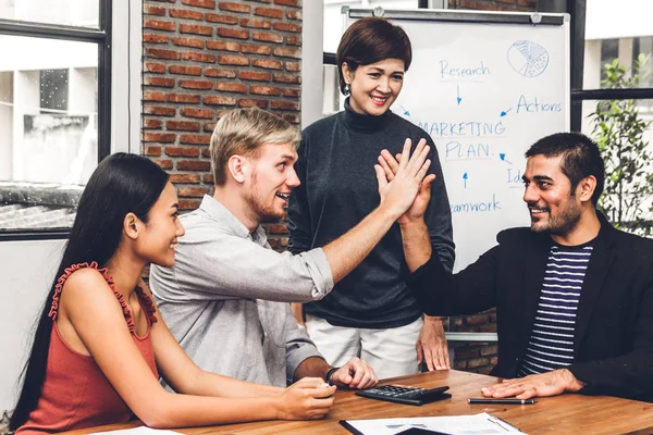 Exitoso equipo de negocios dando un alto gesto de cincos — Foto de Stock