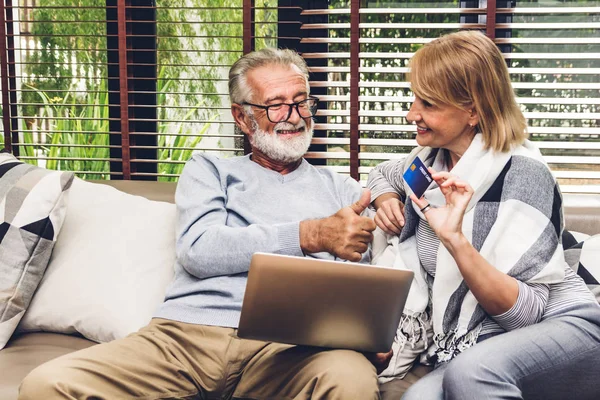 Äldre par avkopplande och shoppa online med tekniken i la — Stockfoto