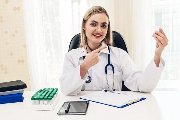 Doctora y estetoscopio que trabajan en hospital.healthcare y — Foto de Stock