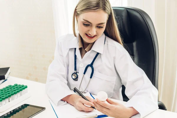 Doctora y estetoscopio que trabajan en hospital.healthcare y — Foto de Stock