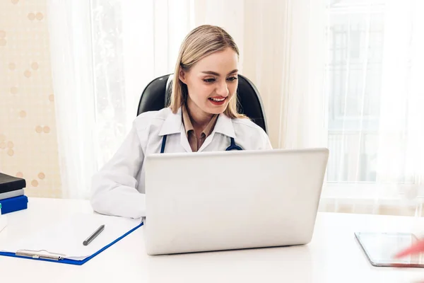 Médico y estetoscopio trabajando con computadora portátil en el hospital . — Foto de Stock