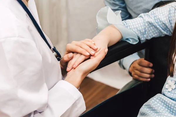 Dokter raadpleging van en overleg met klein meisje in het ziekenhuis. A — Stockfoto