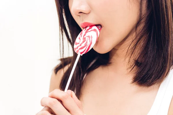 섹시 한 여자의 초상화 보유 및 핥 아 큰 분홍색 사탕 — 스톡 사진