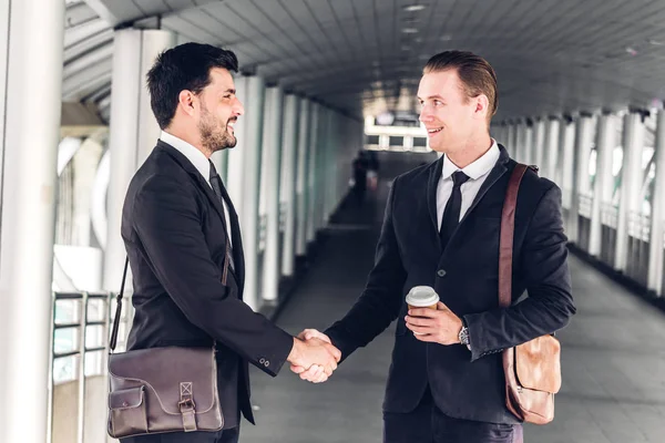 Imagen dos socios comerciales en traje elegante apretón de manos con éxito — Foto de Stock