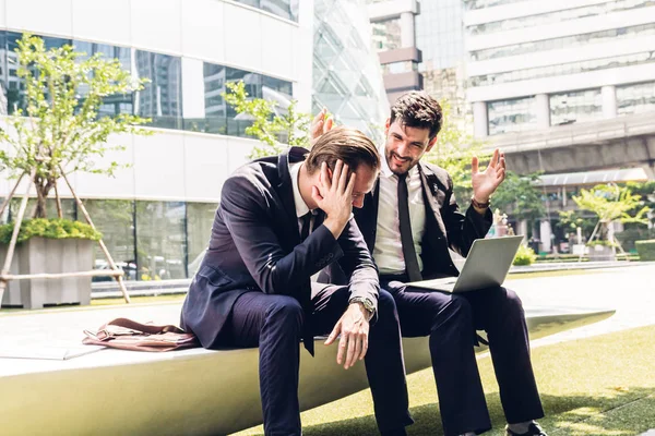 Imagem dois parceiros de negócios em preto elegante terno falando e wo — Fotografia de Stock