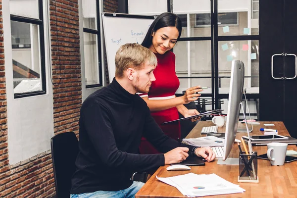 Two business people working and discussing strategy with laptop — Stock Photo, Image