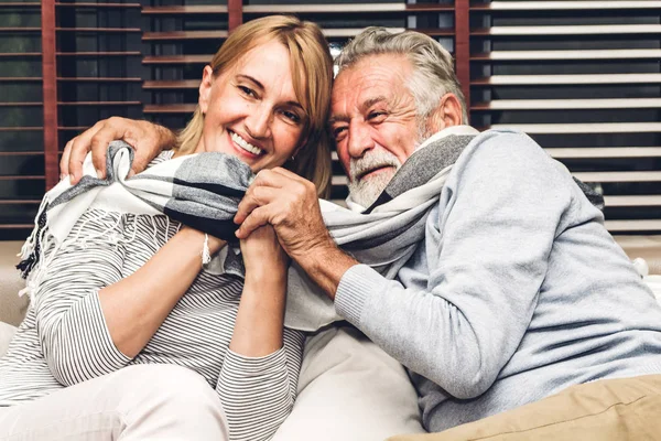 Feliz sonriente anciano mayor pareja abrazando relajante y hablando t — Foto de Stock