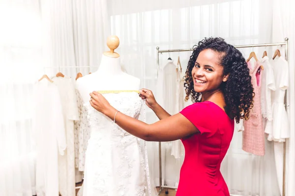 Sonriente afroamericana mujer negra diseñadora de moda de pie — Foto de Stock