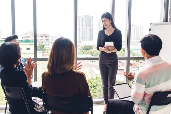 Gruppo di incontri di lavoro occasionali e discussione con laptop comp — Foto Stock