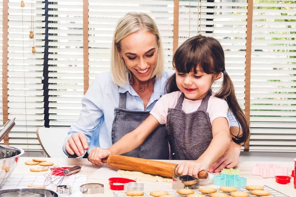 Madre e figlia si divertono a cucinare insieme e imparare a — Foto Stock