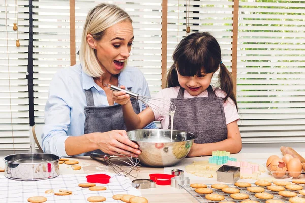 Madre e figlia si divertono a cucinare insieme e imparare a — Foto Stock