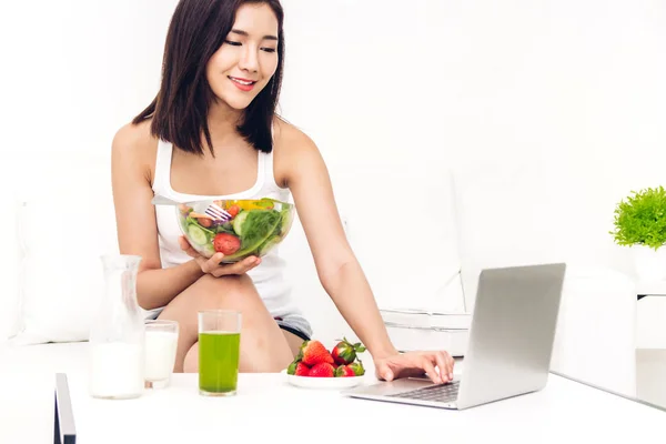 Gelukkige vrouw eten en gezonde verse salade in een bowl.die tonen — Stockfoto