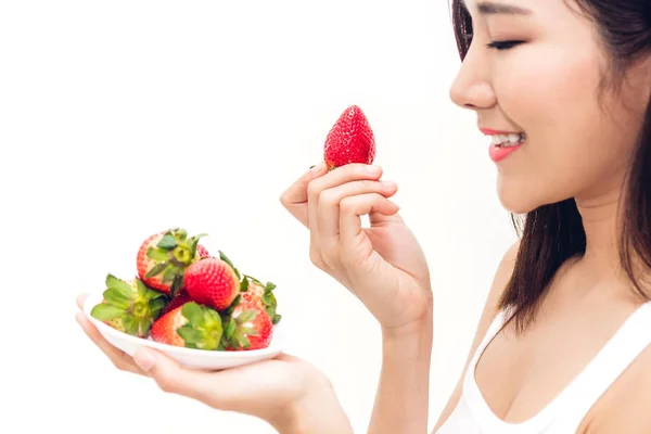 Mulher comendo morango fresco em fundo branco.dieta concep — Fotografia de Stock