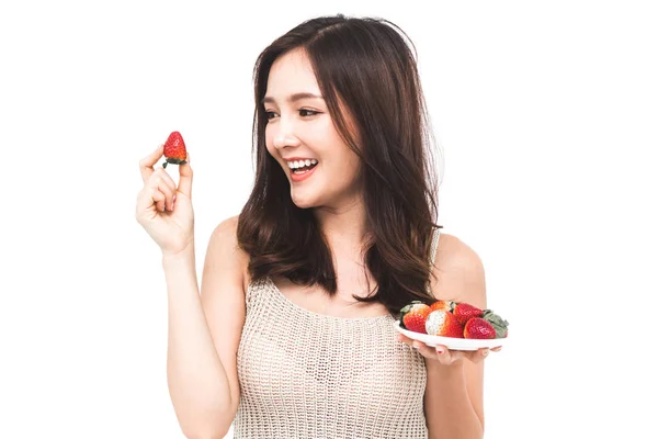 백색 background.dieting concep에 신선한 딸기를 먹는 여자 — 스톡 사진